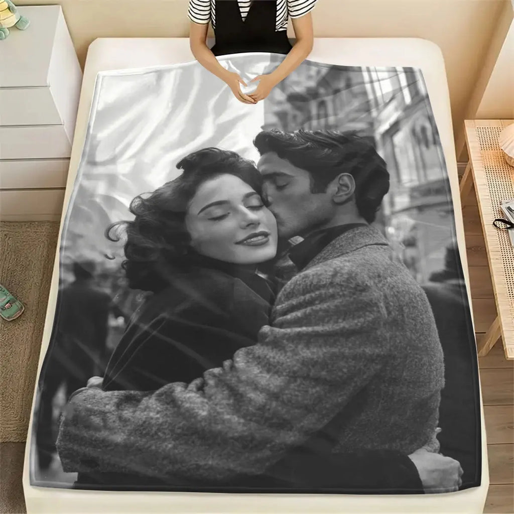 Manta con foto de pareja sobre la cama